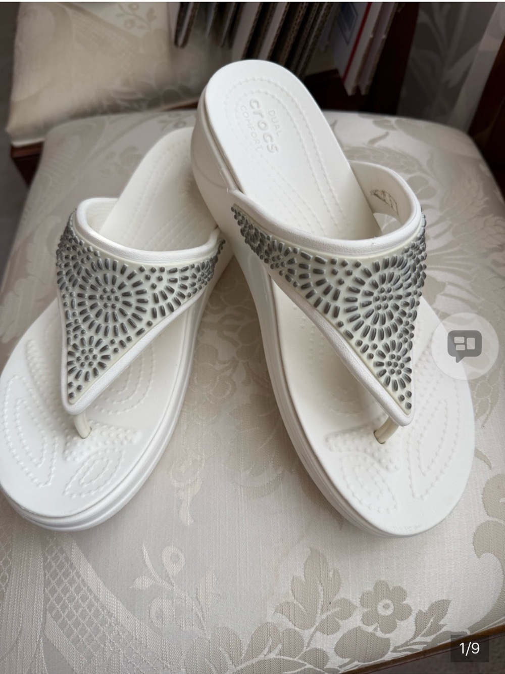 ✅NWOT✅Crocs Women’s White Wedge Flip Flops Dual Comfort Silver Embellished Size8 - Picture 5 of 9